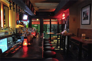 The ________ <u>saw</u> the <u>bar</u> and said -<u>Right</u>!-. He loves drinking every night.