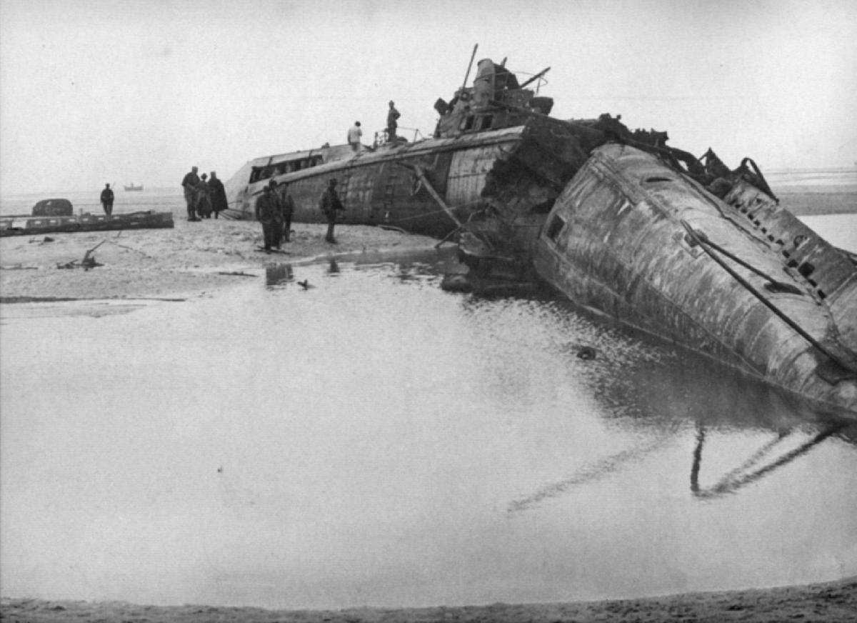 The quality of <u>sub</u>marine's <u>sides</u> are ________ and fall<u>ing</u> apart.